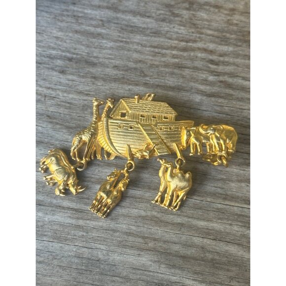 Vintage JJ Noahs Ark Gold-Tone Brooch With Animal Charms - Picture 6 of 6